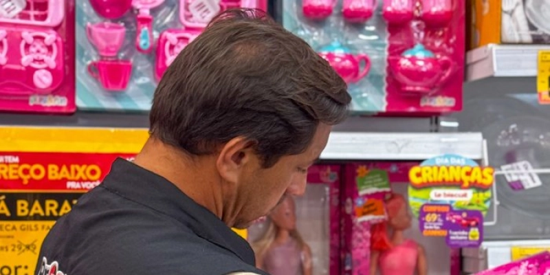Procon-JP recolhe dezenas de brinquedos irregulares e autua loja durante Operação Dia das Crianças