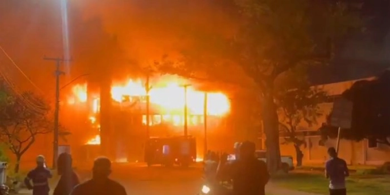 Incêndio atinge prédio de laboratórios da UFPE no Recife e causa grandes danos materiais