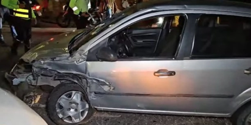 Motorista embriagado invade a contramão e provoca engavetamento com quatro carros em Mangabeira