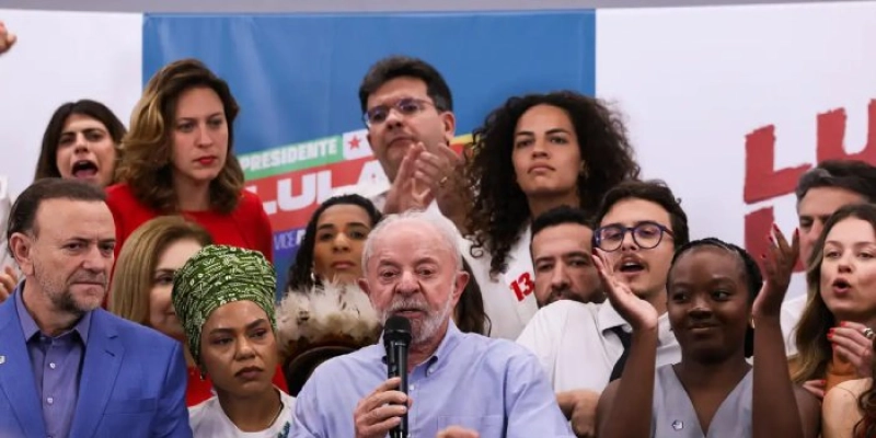  Lula cobra Flávio Bolsonaro sobre apoio ao fim da escala 6x1