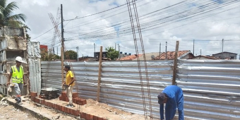 Prefeitura inicia reconstrução de trecho danificado do muro do Cemitério do Cristo