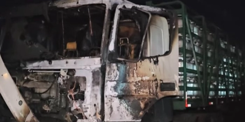 Cabine de caminhão com botijões de gás pega fogo em João Pessoa