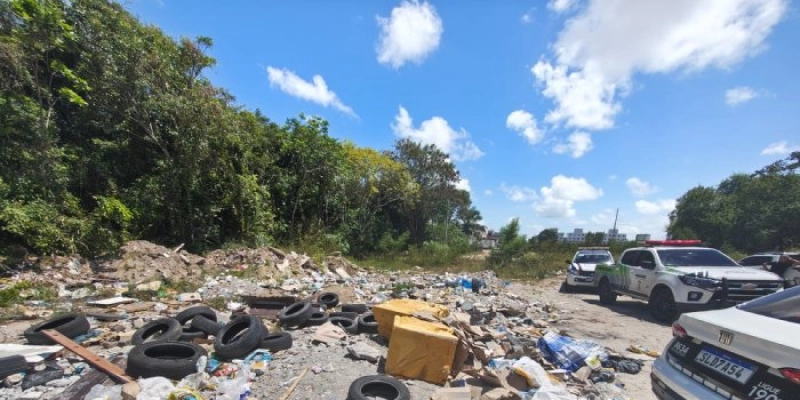 Dois homens são presos em flagrante por descarte irregular de lixo em área de mata no José Américo