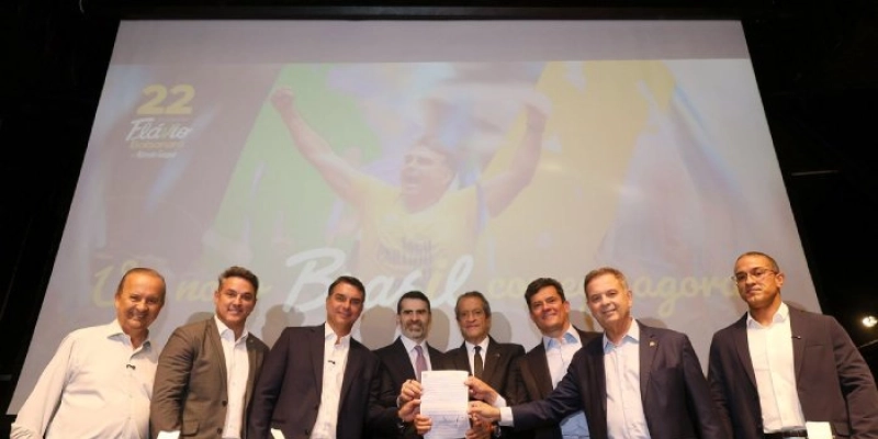 Flávio Bolsonaro recebe apoio de governadores eleitos e Cury