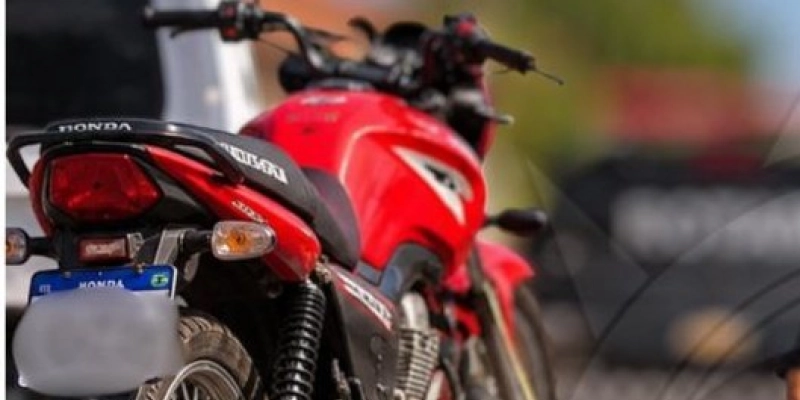 Sem habilitação, motociclista é flagrado empinando moto e acaba na delegacia em São Bento