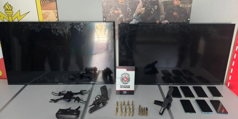 Suspeitos de roubo fogem da polícia e abandonam armas de fogo e objetos roubados em Brejo do Cruz
