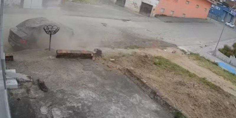 Motorista de 65 anos morre após carro desgovernado atingir residência; câmeras registraram acidente