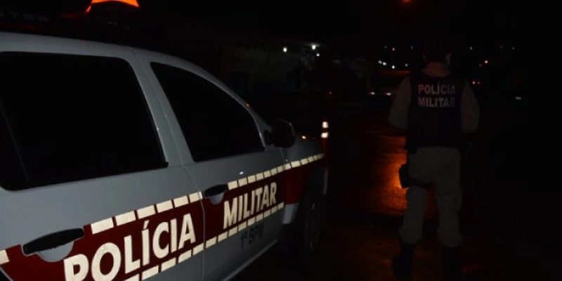 Polícia Militar prende homem após agredir mulher enquanto dormia em Monte Horebe