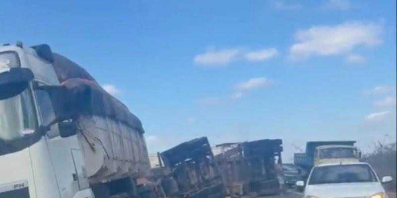 Carreta carregada de algodão tomba na BR-230 entre Aparecida e Pombal