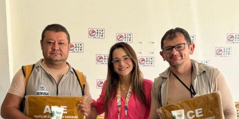 Secretaria de Saúde de Sousa entrega 62 kits com bolsas e protetores solares aos agentes de combate às endemias