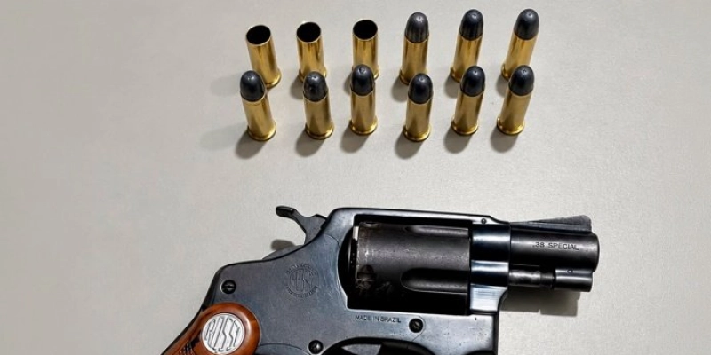 Homem é preso após atirar contra vítima e ser flagrado com revólver na Paraíba