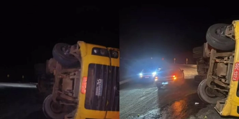Carreta carregada de brinquedos tomba após falha nos freios na Serra do Teixeira   