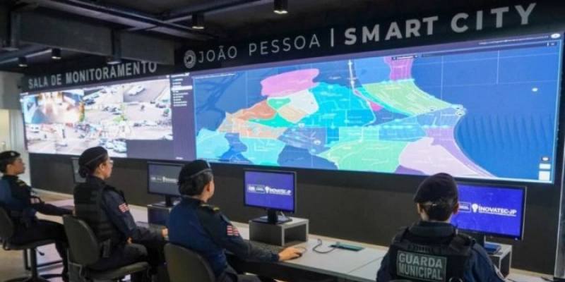 Com ajuda do sistema Smart City, suspeitos de depredar estrutura de vidro da estátua de Iemanjá são detidos