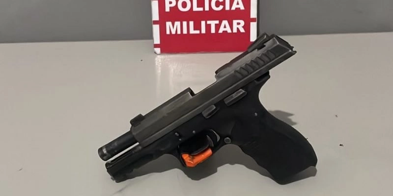 Polícia militar apreende pistola após confronto com suspeitos de integrar facção criminosa 