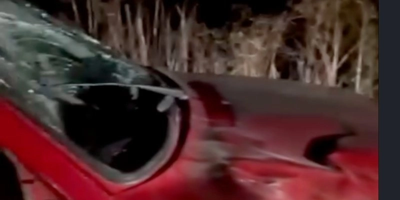 Batida com jumento destrói frente de carro na PB-383 entre Verópolis e Lastro
