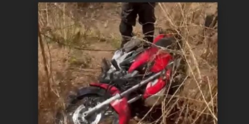 ROTAM recupera motocicleta roubada escondida em matagal na Zona Norte de Cajazeiras