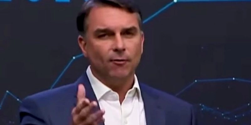 Flávio Bolsonaro reage à polêmica sobre Bolsa Família e nega intenção de limitar benefício a dois anos