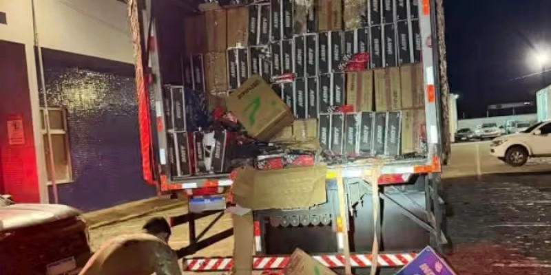 PRF apreende 535 mil maços de cigarros contrabandeados após perseguição de 20 km
