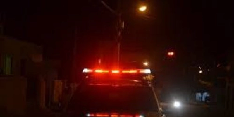 Homem sem tornozeleira eletrônica é preso com faca e celular roubado em Cajazeiras