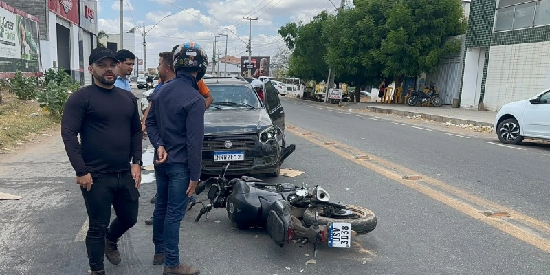 Motociclista fica ferido em colisão envolvendo três veículos na Avenida Nelson Meira, em Sousa