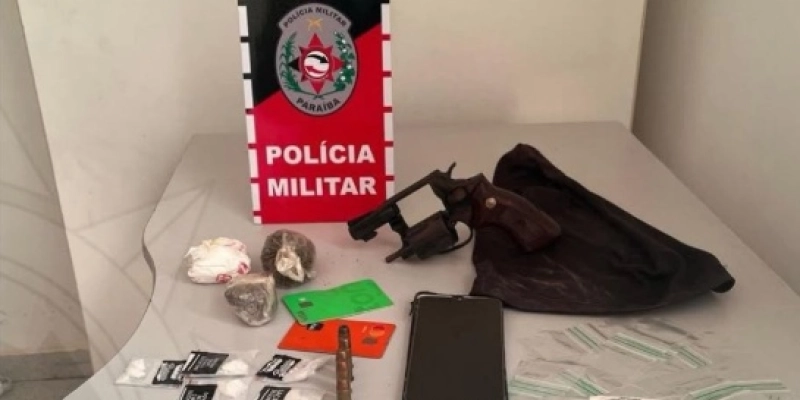 Homem é preso com arma de fogo e drogas após tentar fugir da polícia militar