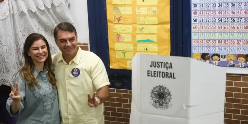 Flávio Bolsonaro vota no Rio de Janeiro no segundo turno da eleição presidencial
