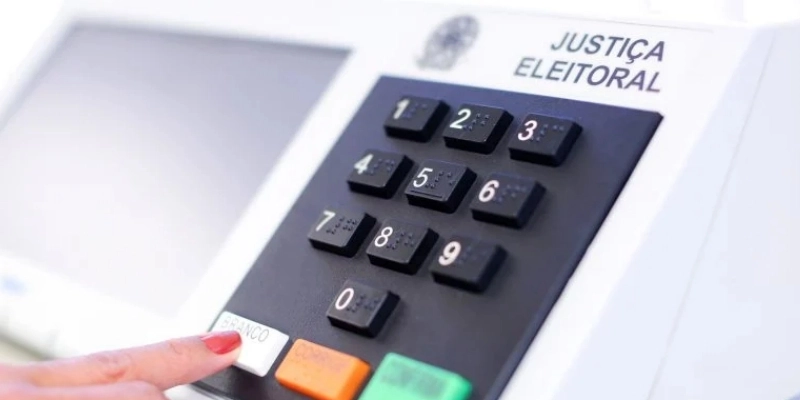 Flávio Bolsonaro lidera votação parcial no exterior; Lula vence na Austrália, Nova Zelândia e China