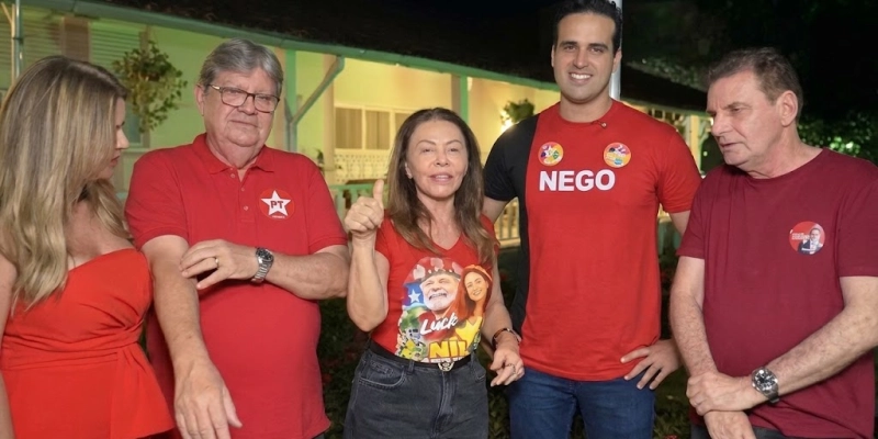 Nil Mendes comemora reeleição de Lula em João Pessoa ao lado de lideranças do PSB e do Governo