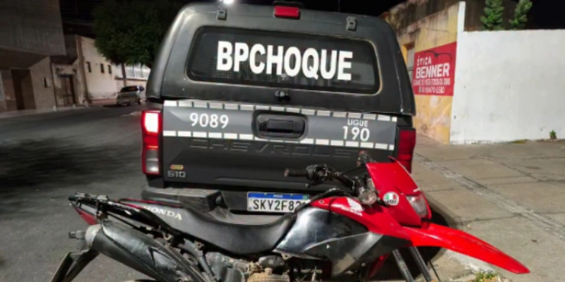 PM recupera motocicleta com registro de roubo/furto e conduz dois homens à delegacia, no Sertão