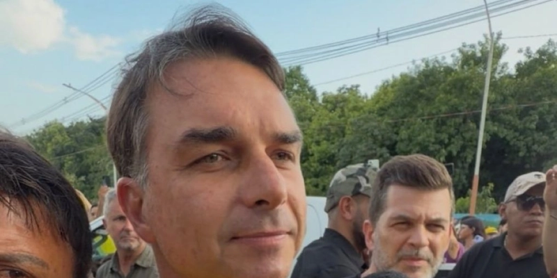 PF investiga possível fuga de Flávio Bolsonaro após STF cancelar passaportes