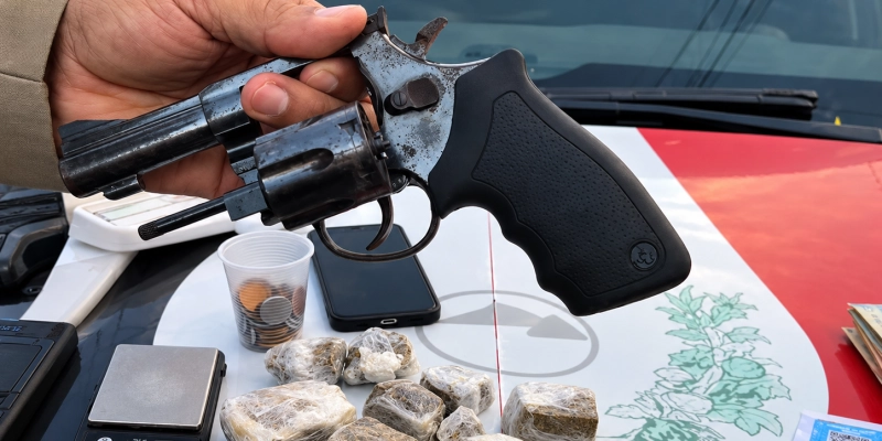 Homem monitorado por tornozeleira eletrônica é detido com arma e drogas