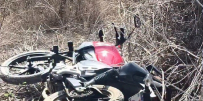 PM atende denúncia anônima e recupera em matagal moto roubada de mototaxista em Cajazeiras