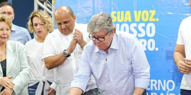 João Azevêdo participa do ODE em Princesa Isabel, entrega equipamentos para a região e dialoga com a população