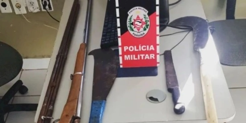 Popular agride esposa e filha com foice, depois foge sem deixar pistas 