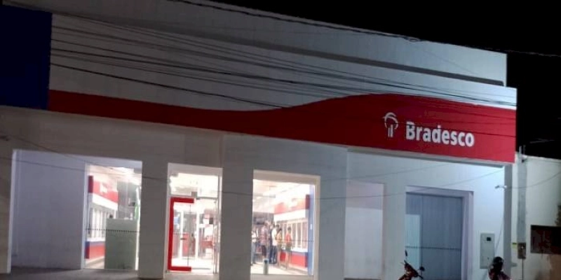 Idosa é indenizada por ser impedida de entrar pela porta lateral de Banco