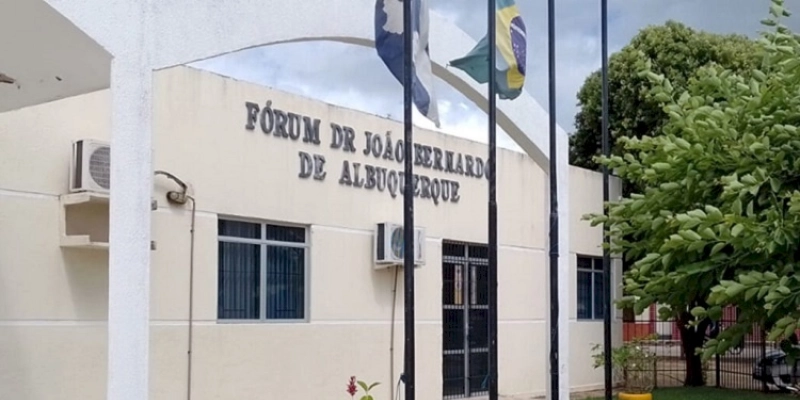 Ex-Prefeita de Uiraúna é acionada na justiça acusada de acúmulo de cargos públicos 