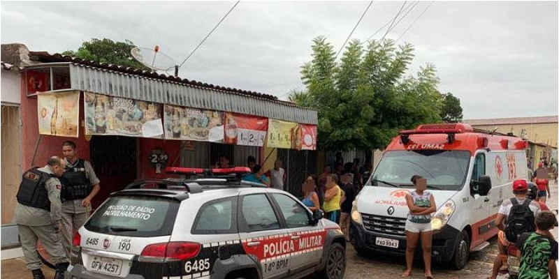 EM SOUSA - Homem é perseguido e morto a tiros dentro de mercadinho; Outra pessoa ficou ferida; Imagens
