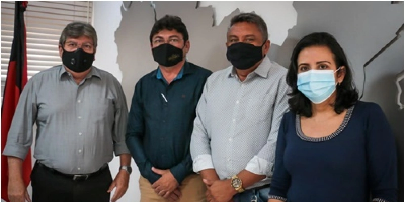 Pollyanna Dutra leva pleitos de Jericó para João Azevêdo ao lado do prefeito e vice do município