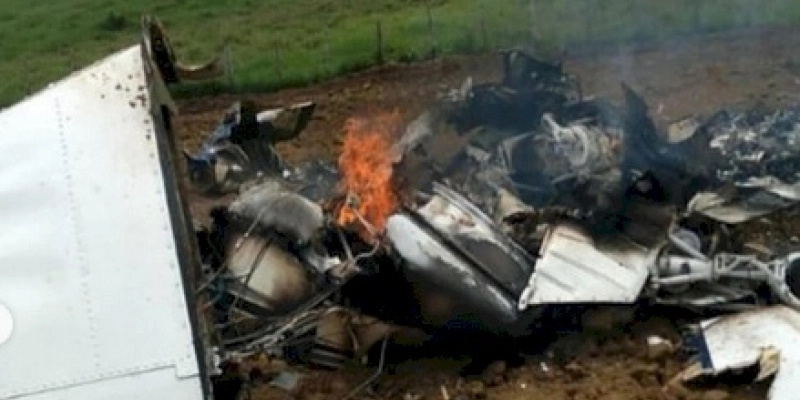 Avião cai e uma pessoa morre