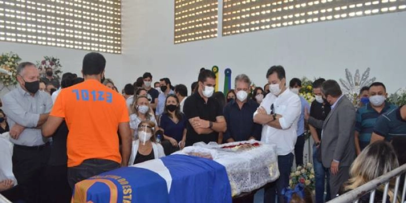 Corpo do deputado Genival Matias é sepultado em Juazeirinho