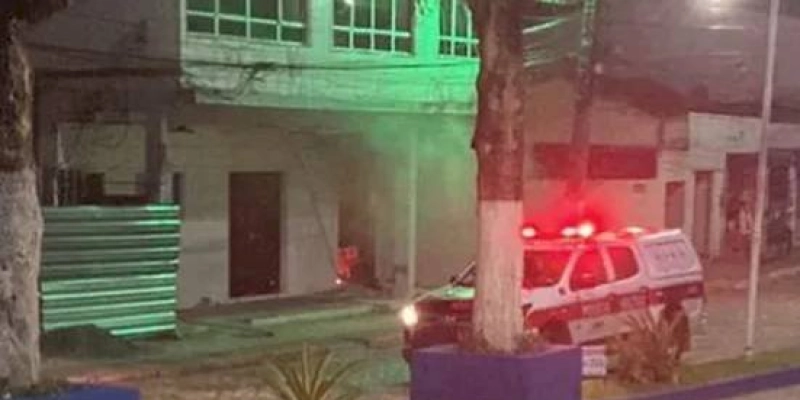 Bandidos explodem caixa eletrônico instalado em prédio de prefeitura na Paraíba