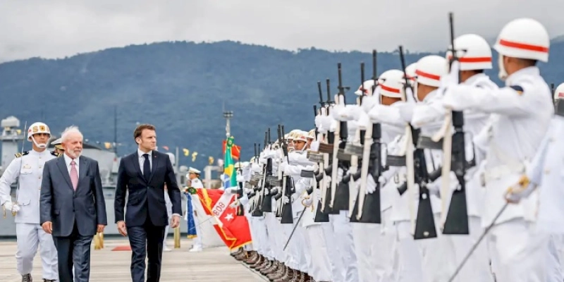 Lula e Macron lançam 3º submarino de parceria entre Brasil e França