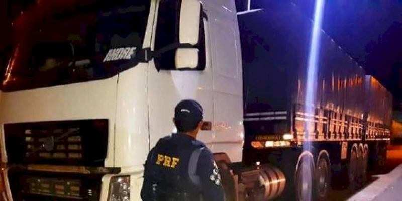 PRF apreende caminhão transportando mais de 50 toneladas de madeira ilegal em Pombal