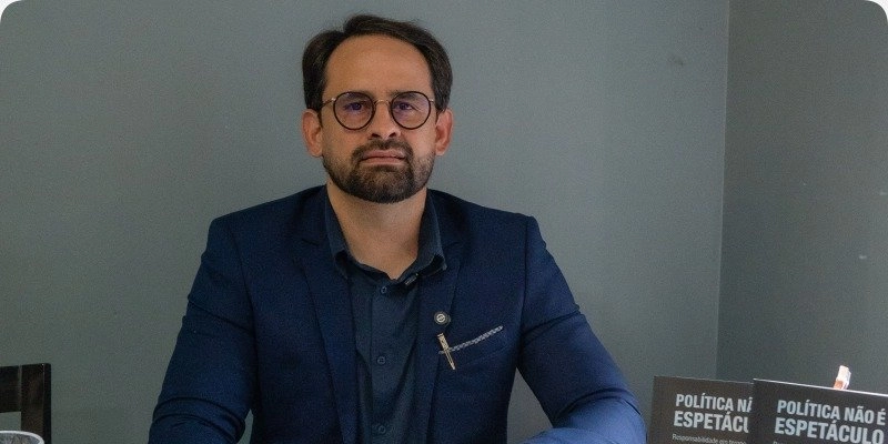 Com apoio do Sertão, Athayde Diniz lança livro e acende disputa por vaga na ALPB