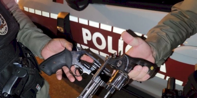 Polícia intercepta dupla de moto e apreende duas armas