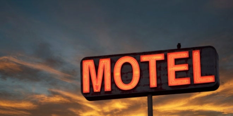 Jovens são presos com arma de fogo dentro de motel na Paraíba 