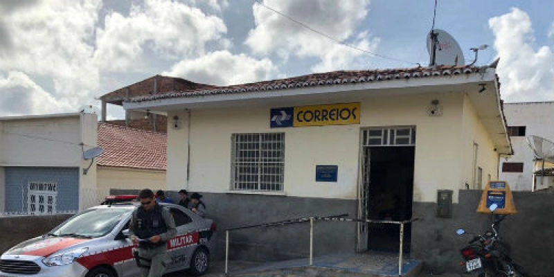 Grupo fortemente armado invadem agência dos correios, explodem cofre e fogem levando dinheiro 