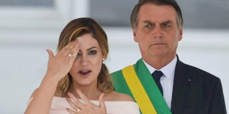 “Nenhuma arma forjada contra você prevalecerá”, escreve Michelle após operação da PF contra Carlos Bolsonaro