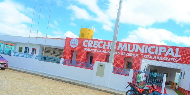 Após dez anos de espera, Prefeito Athayde entrega Creche Zita Abrantes a População do Lastro; Secretário de Educação explica funcionabilidade; Imagem 
