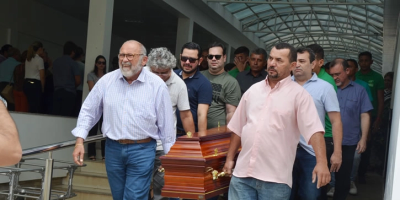 Mãe comove amigos, ao falar do Filho Rodrigo Gurgel em Sepultamento : Fotos e Vídeo